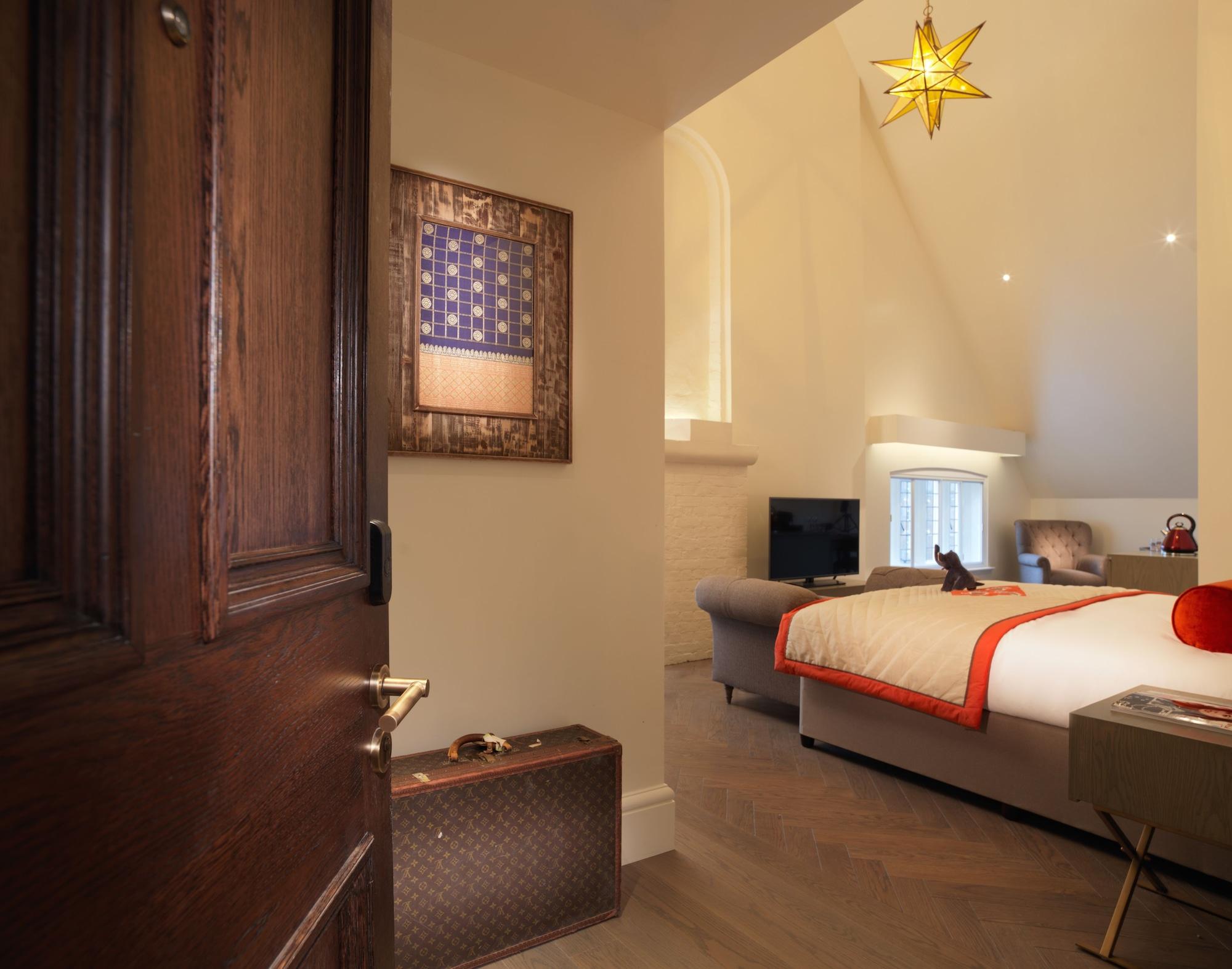 The Lalit London Hotel Cameră foto A room at the hotel