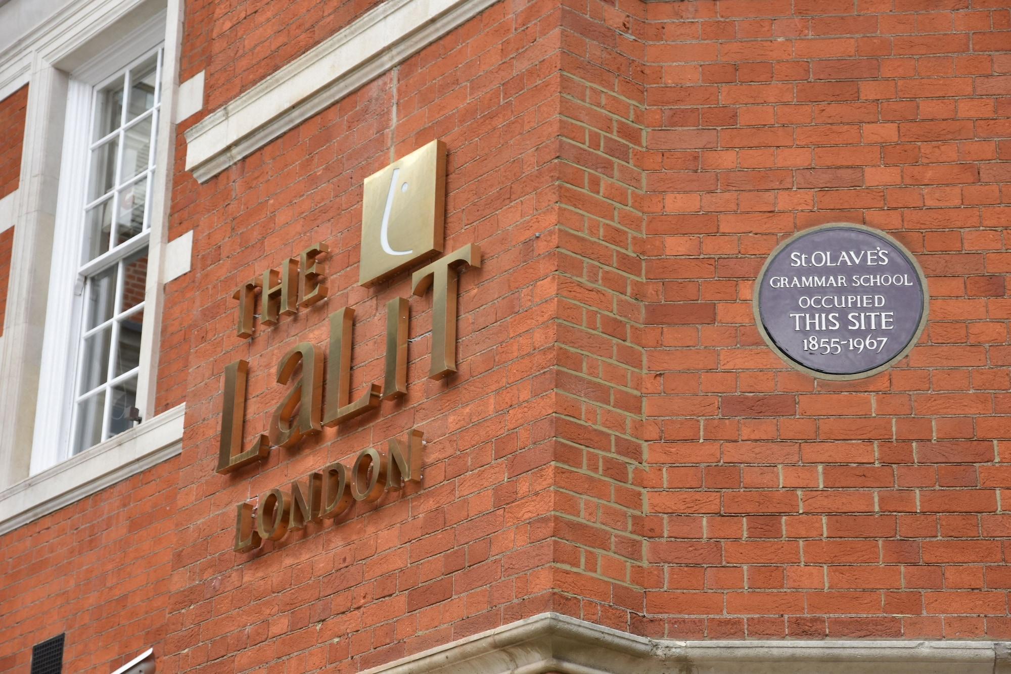 The Lalit London Hotel Exterior foto The UCL logo and the commemorative plaque at the site of the former Soho slave school