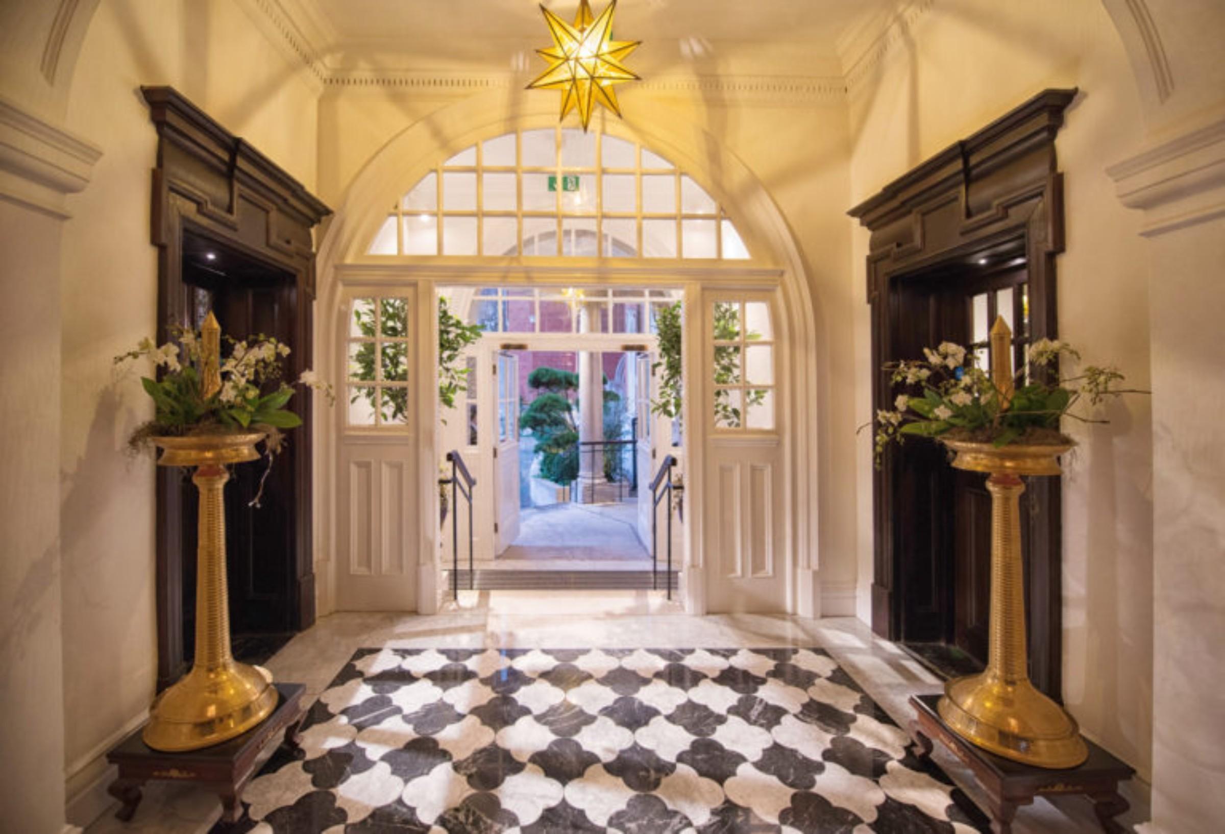 The Lalit London Hotel Exterior foto Entrance to the hotel