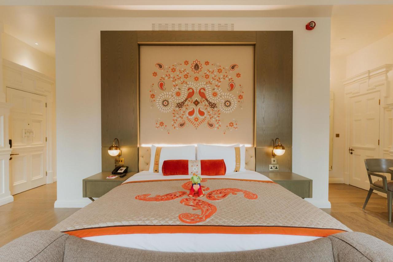 The Lalit London Hotel Exterior foto A bedroom at the Taj Mahal Palace