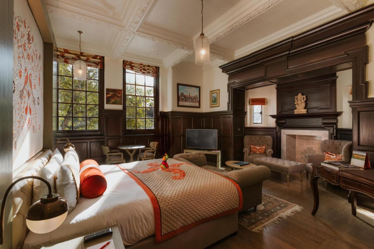 The Lalit London Hotel Exterior foto A bedroom at the hotel