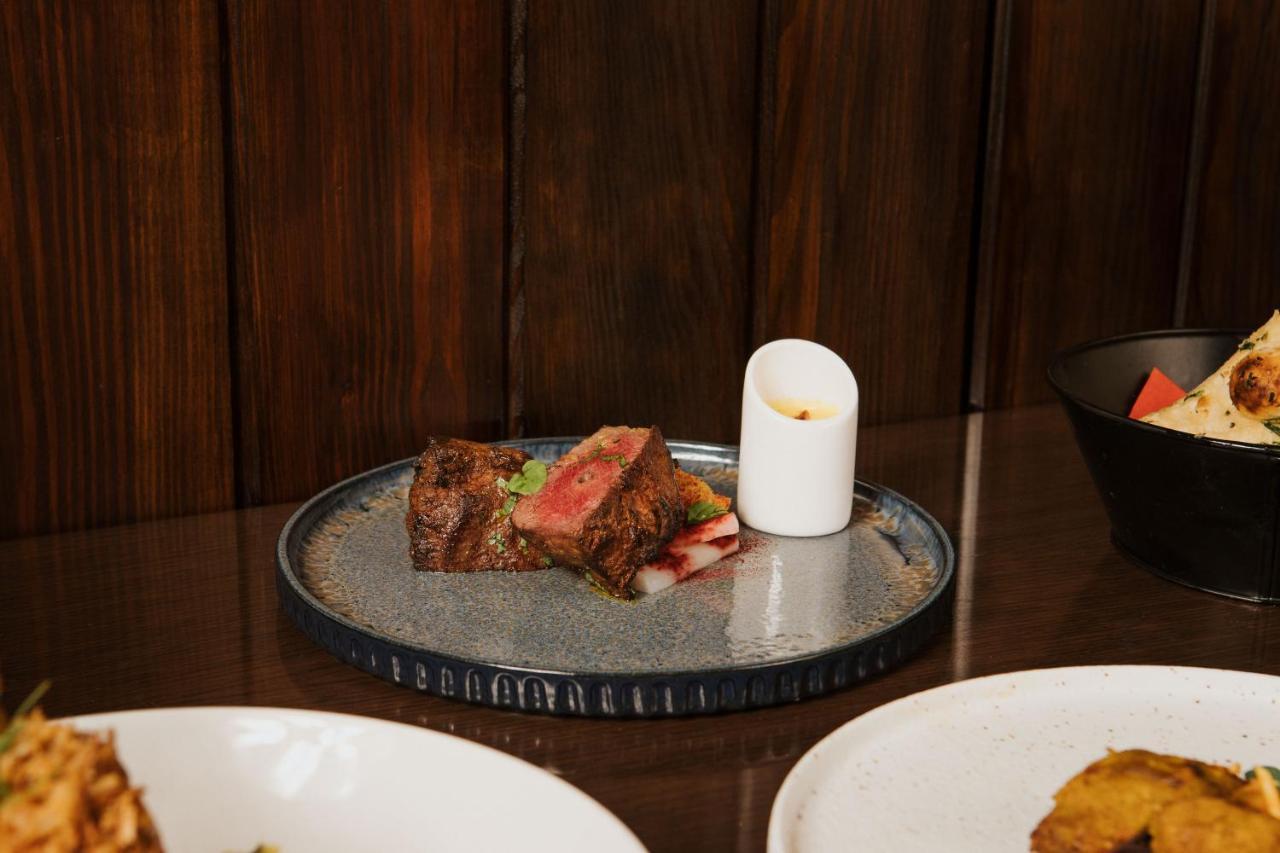 The Lalit London Hotel Exterior foto A plate of grilled lamb