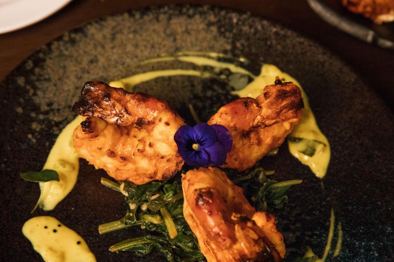 The Lalit London Hotel Exterior foto A prawn starter at the restaurant
