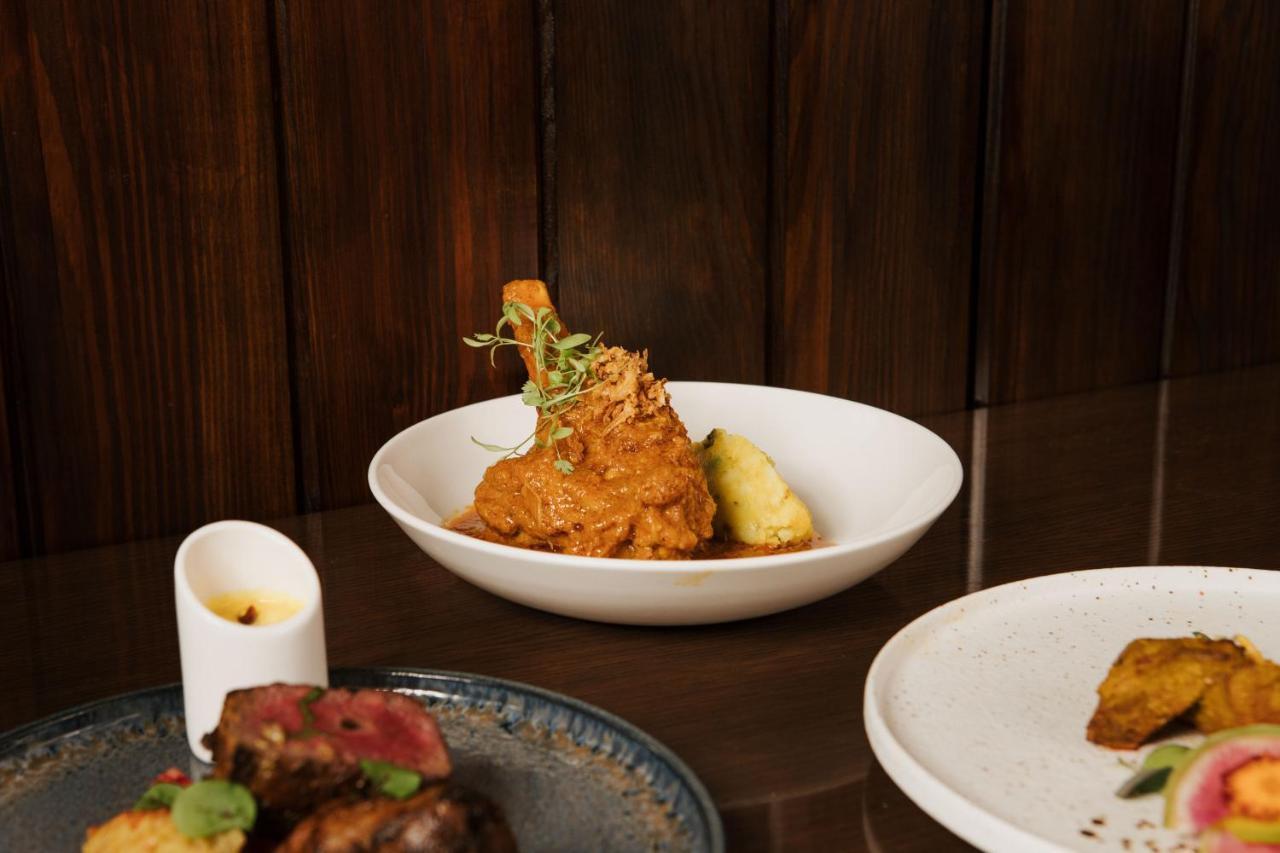 The Lalit London Hotel Exterior foto A plate of chicken 65