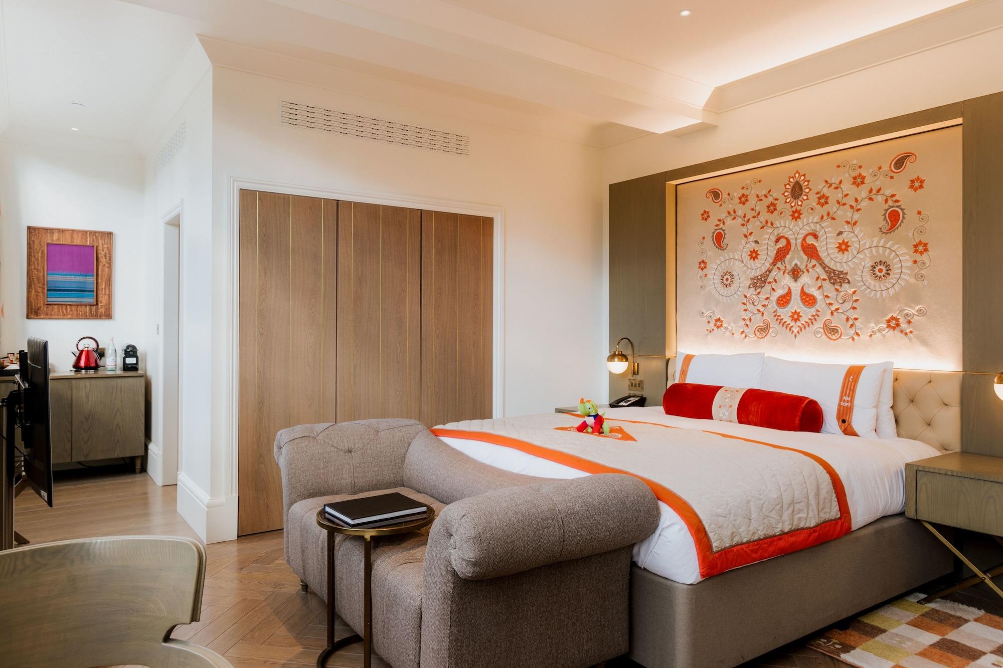 The Lalit London Hotel Cameră foto A bedroom at the hotel