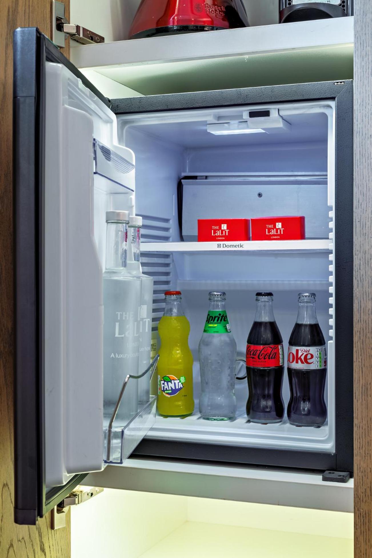 The Lalit London Hotel Exterior foto A typical hotel mini-bar