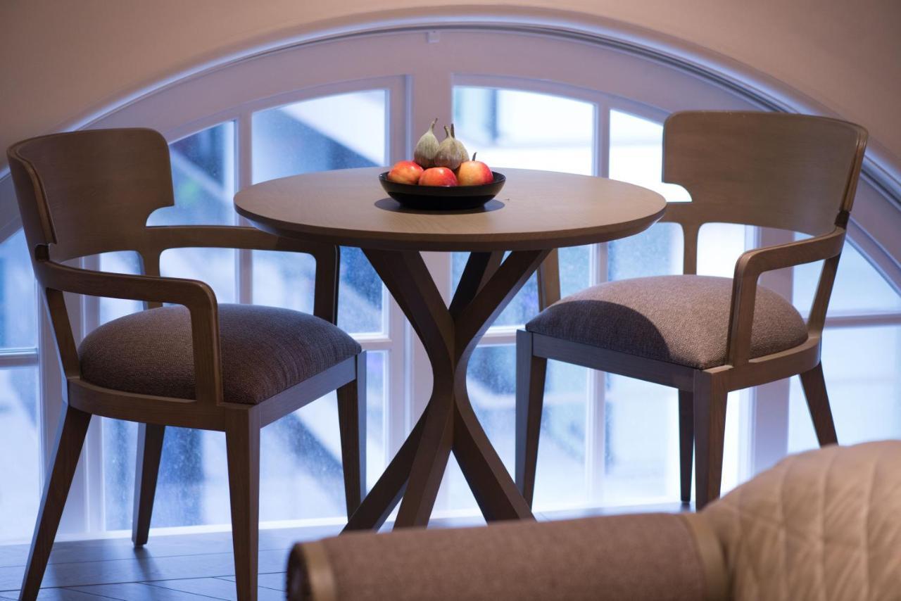 The Lalit London Hotel Cameră foto A table and two chairs