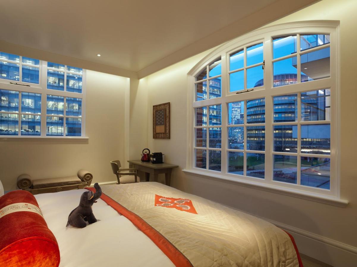 The Lalit London Hotel Cameră foto A bedroom at the Mandarin Oriental, London