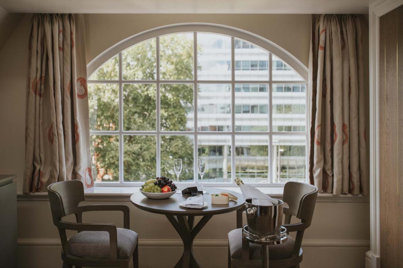 The Lalit London Hotel Cameră foto A window with a window seat