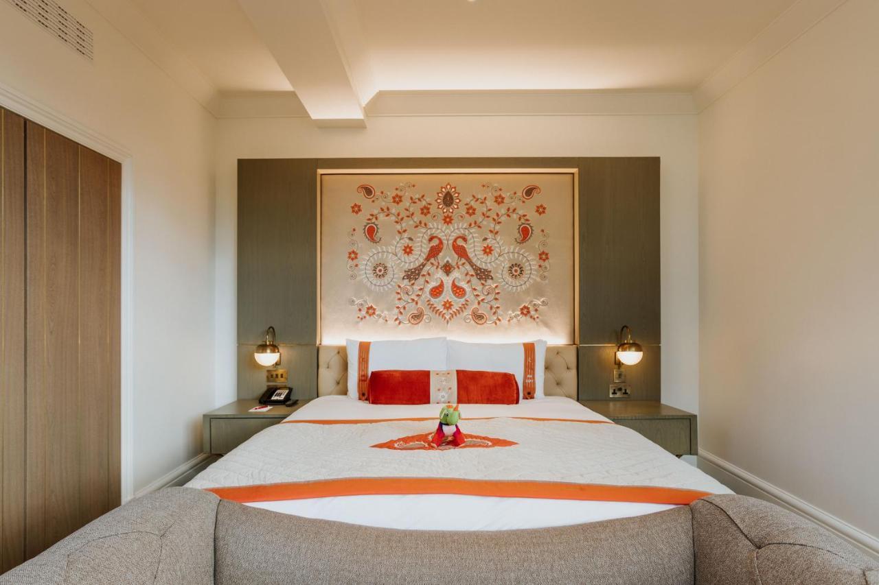 The Lalit London Hotel Exterior foto A bedroom at the Taj Mahal Palace